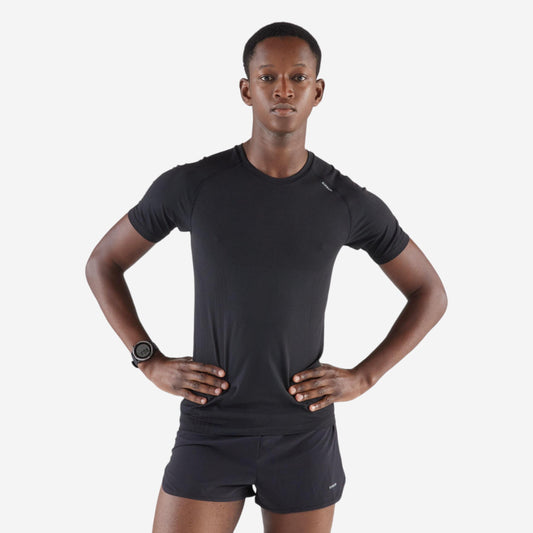 T-SHIRT DE RUNNING 500 CONFORT SLIM SANS COUTURES NOIR FUMÉ